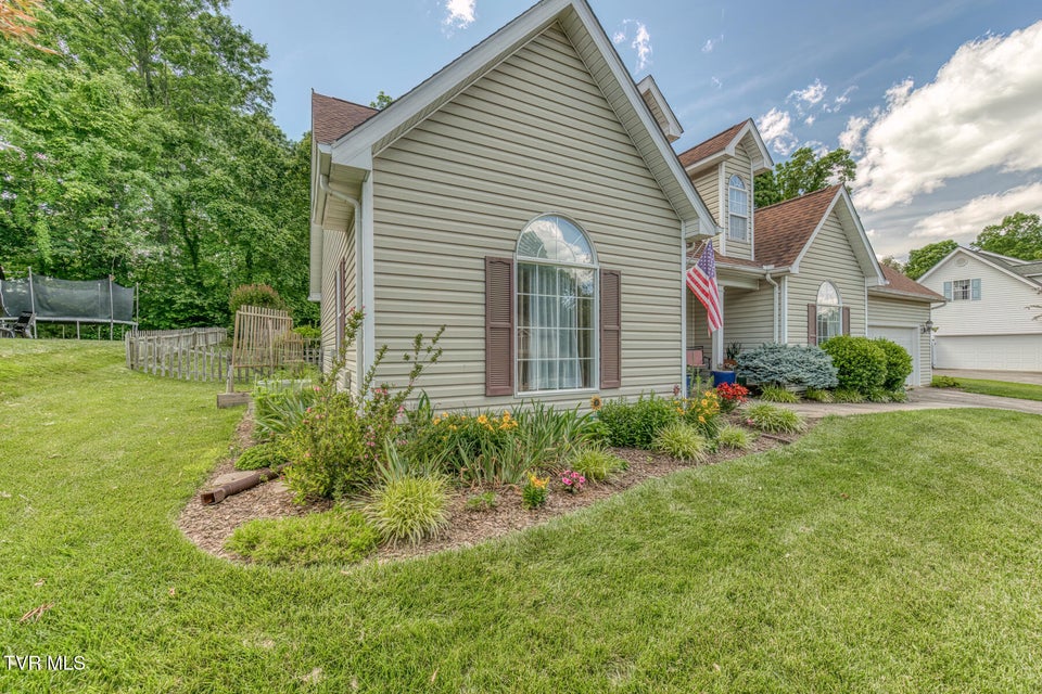 Photo #48: 620 Glen Oaks Place