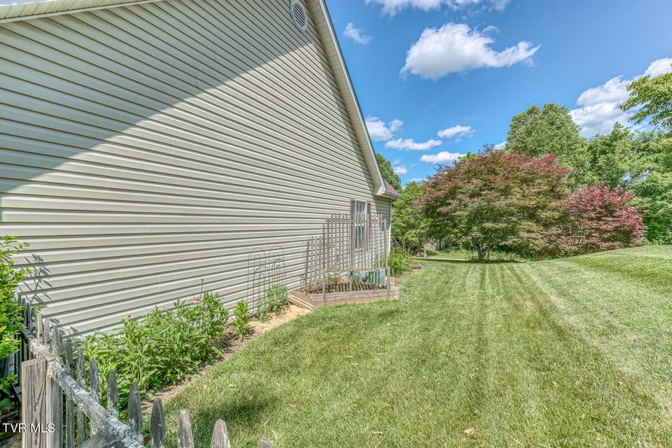 Photo #49: 620 Glen Oaks Place