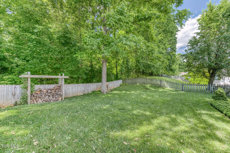 Photo #59: 620 Glen Oaks Place