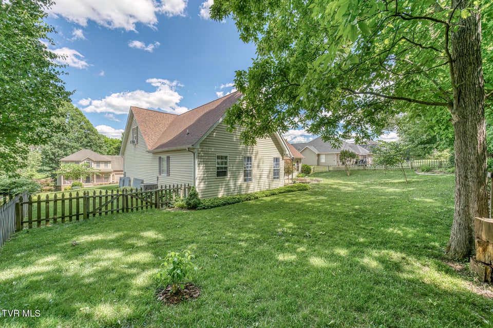 Photo #61: 620 Glen Oaks Place