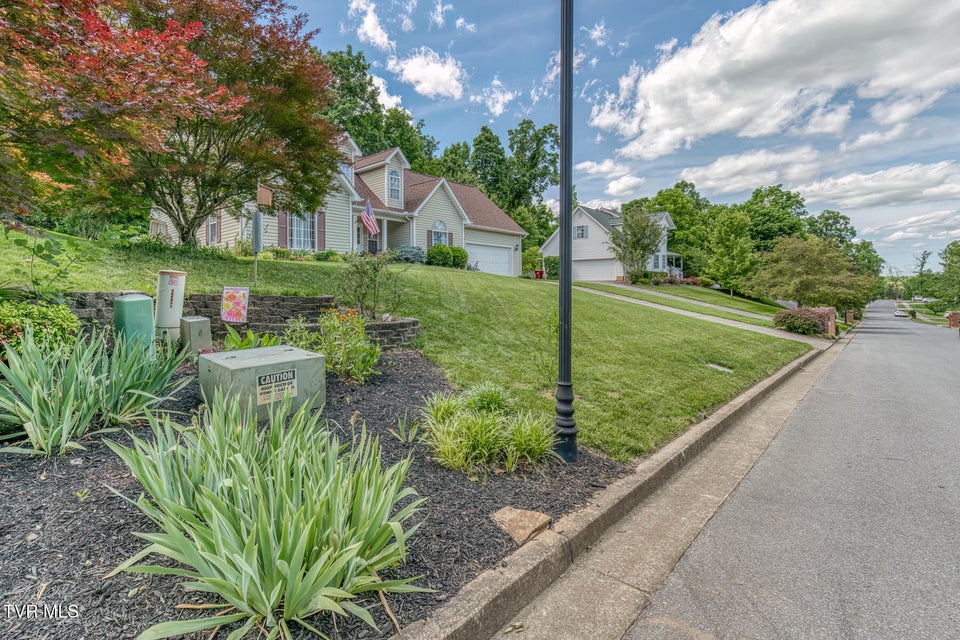 Photo #62: 620 Glen Oaks Place