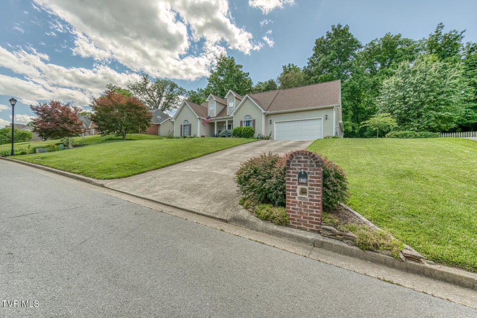 Photo #63: 620 Glen Oaks Place