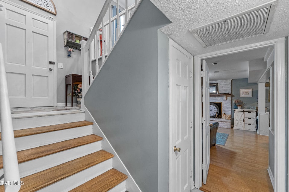 Photo #5: 523 Ravenwood Drive