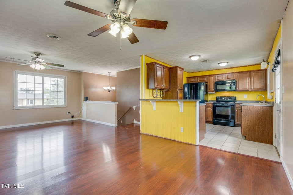 Photo #9: 404 Laurel Ct.