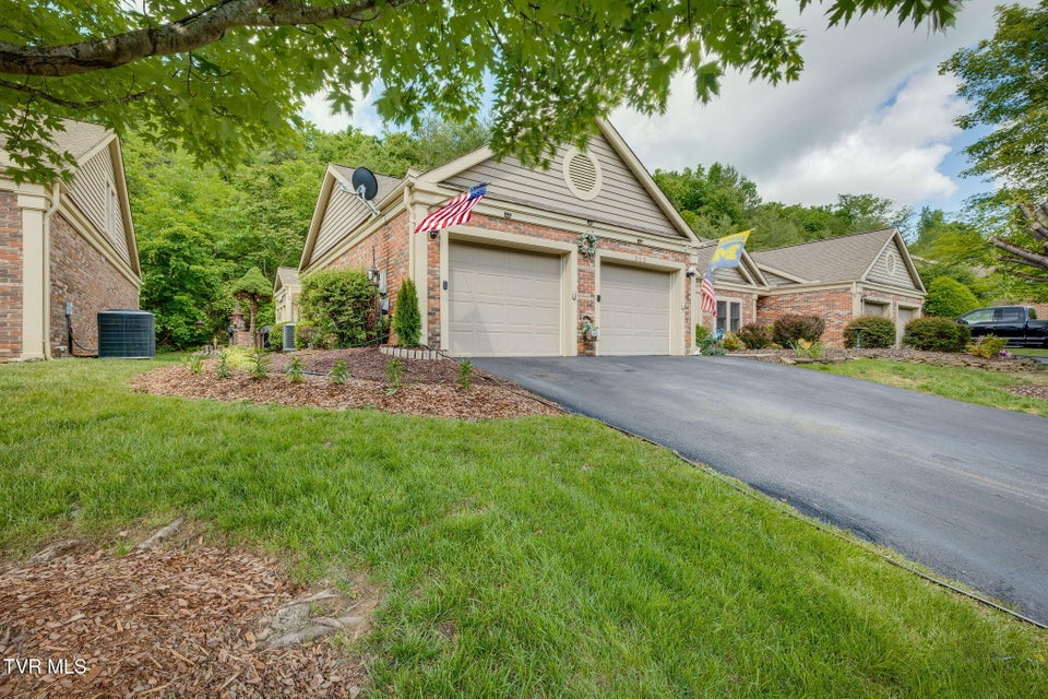 Photo #2: 322 Arbor Terrace