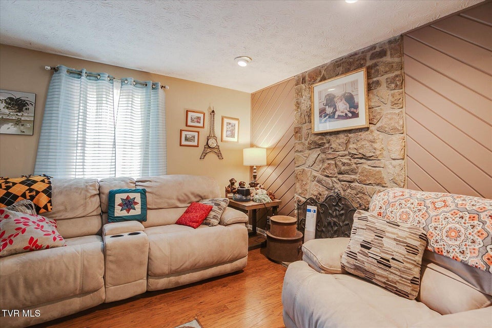 Photo #9: 1621 Barnes Street