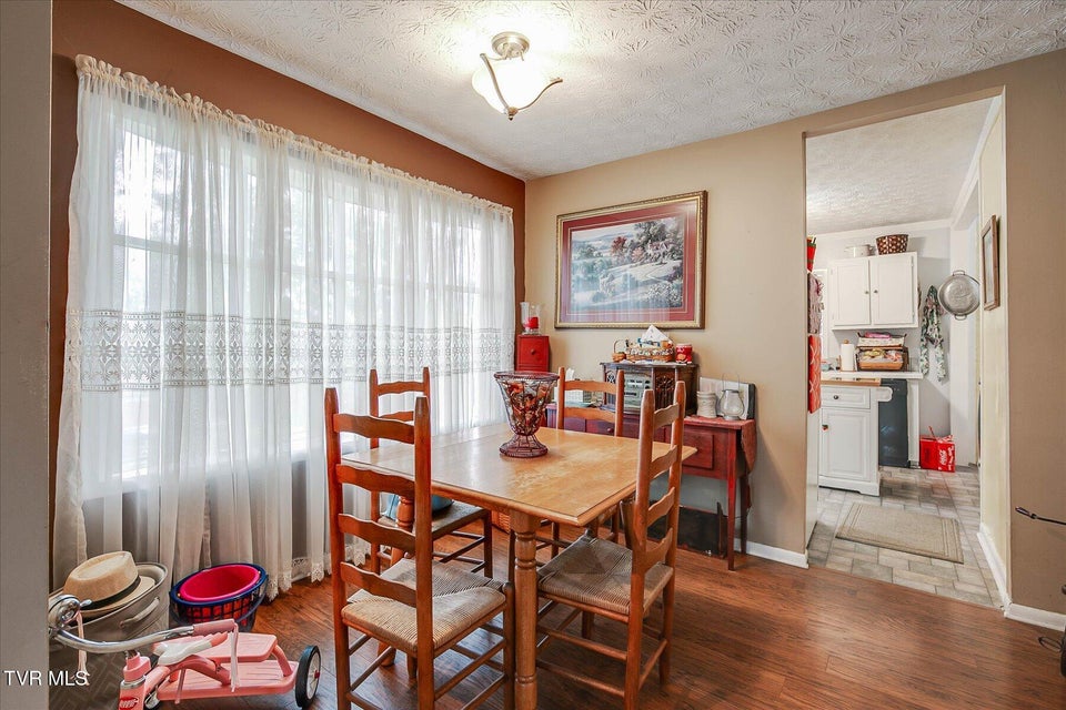 Photo #11: 1621 Barnes Street