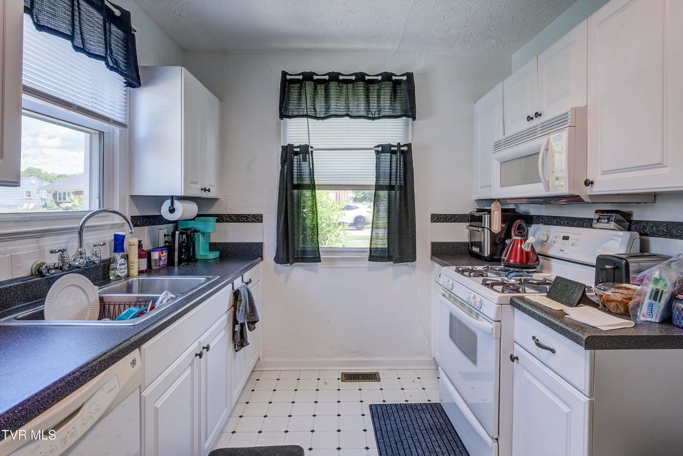 Photo #8: 1321 Pineola Avenue