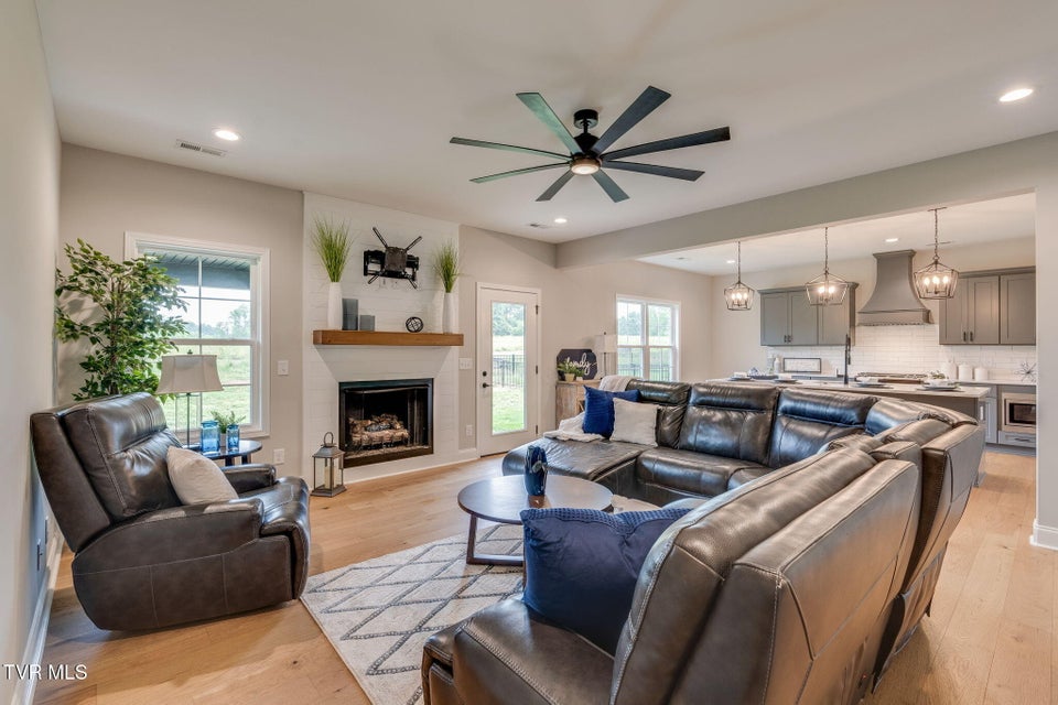 Photo #11: 812 Dolen Place