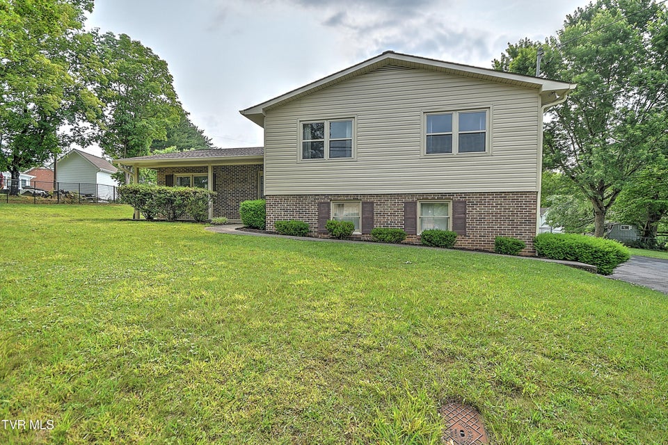 Photo #3: 1712 Lakeview Dr