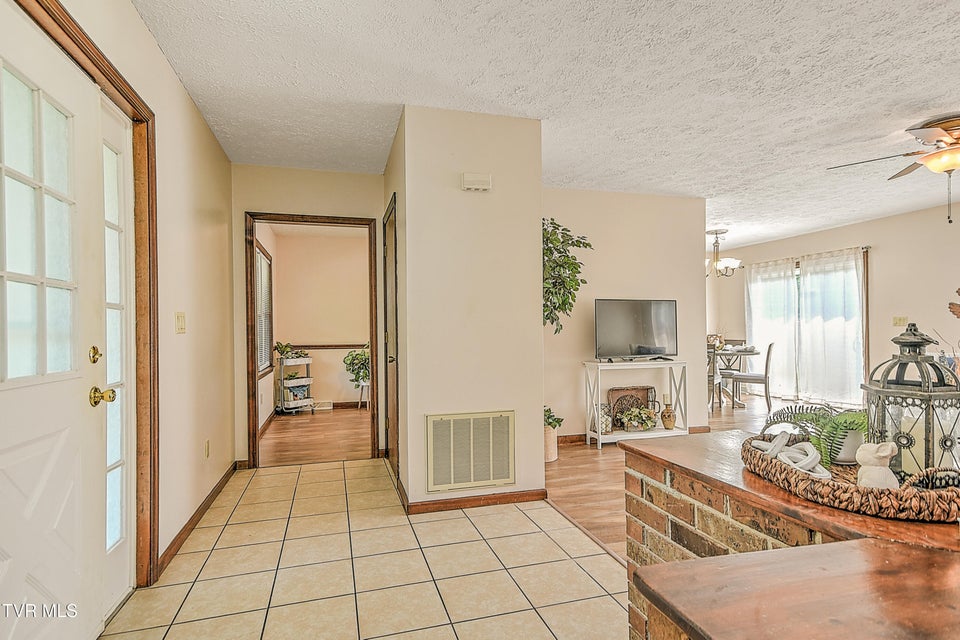 Photo #6: 1712 Lakeview Dr