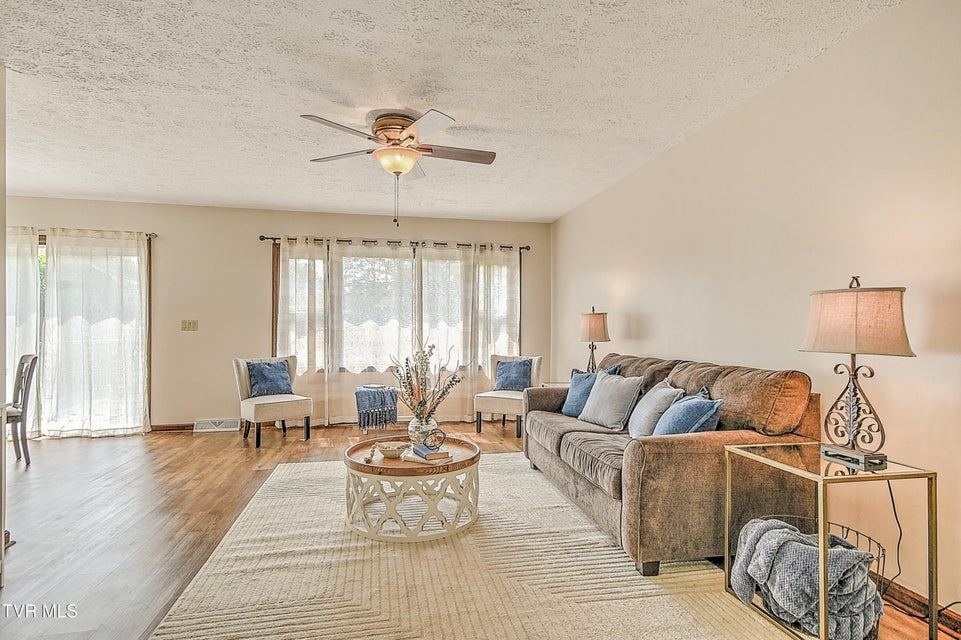 Photo #8: 1712 Lakeview Dr