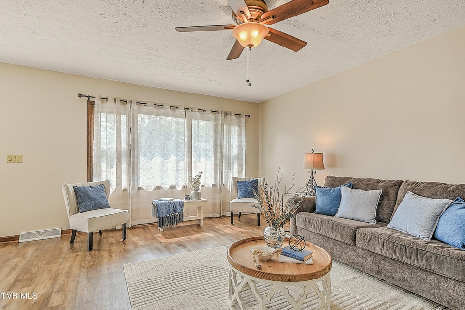 Photo #9: 1712 Lakeview Dr