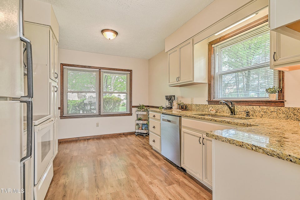 Photo #14: 1712 Lakeview Dr