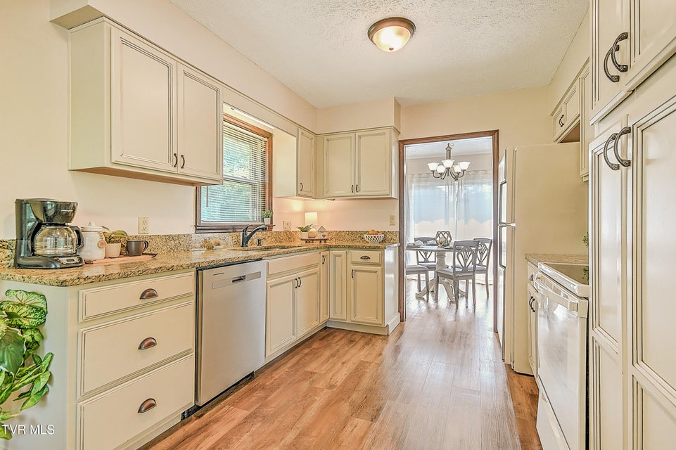 Photo #15: 1712 Lakeview Dr