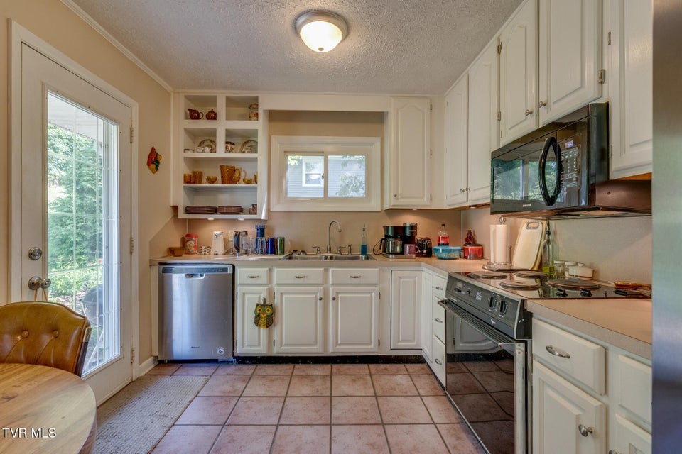 Photo #6: 228 Lakeview Circle