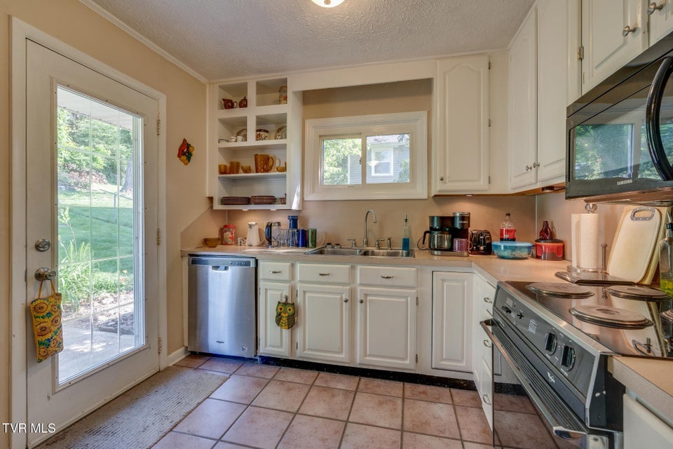 Photo #8: 228 Lakeview Circle