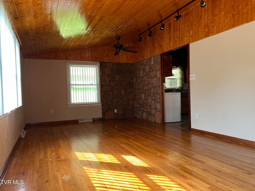 Photo #10: 118 Bowers Street
