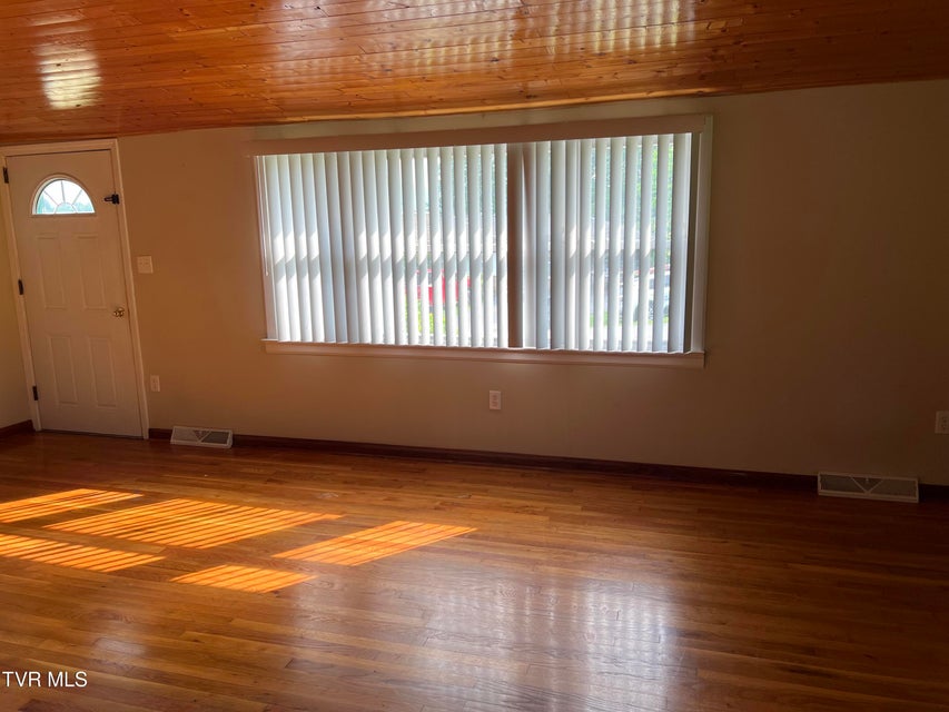 Photo #5: 118 Bowers Street
