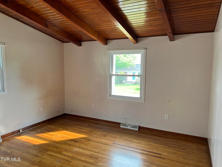 Photo #17: 118 Bowers Street