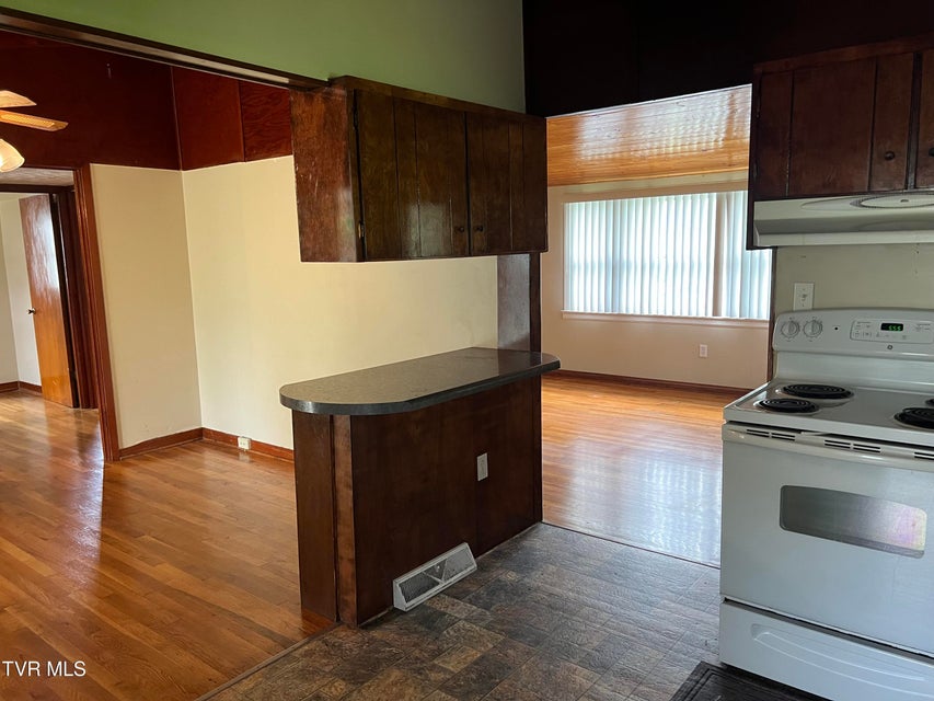 Photo #6: 118 Bowers Street