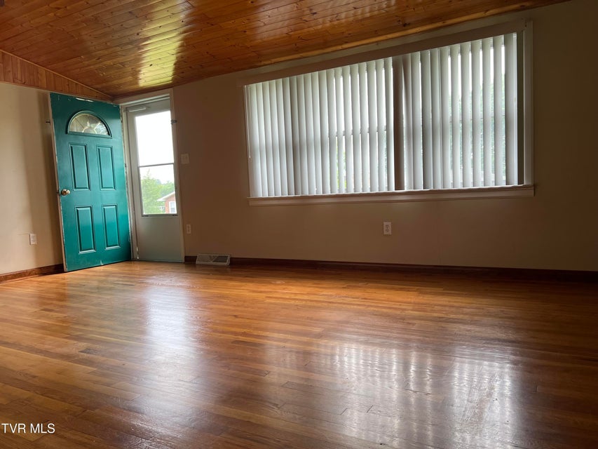 Photo #15: 118 Bowers Street