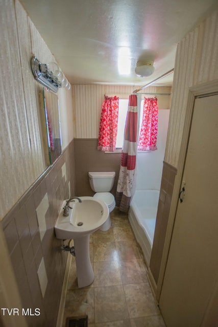 Photo #7: 990 Jefferson Street