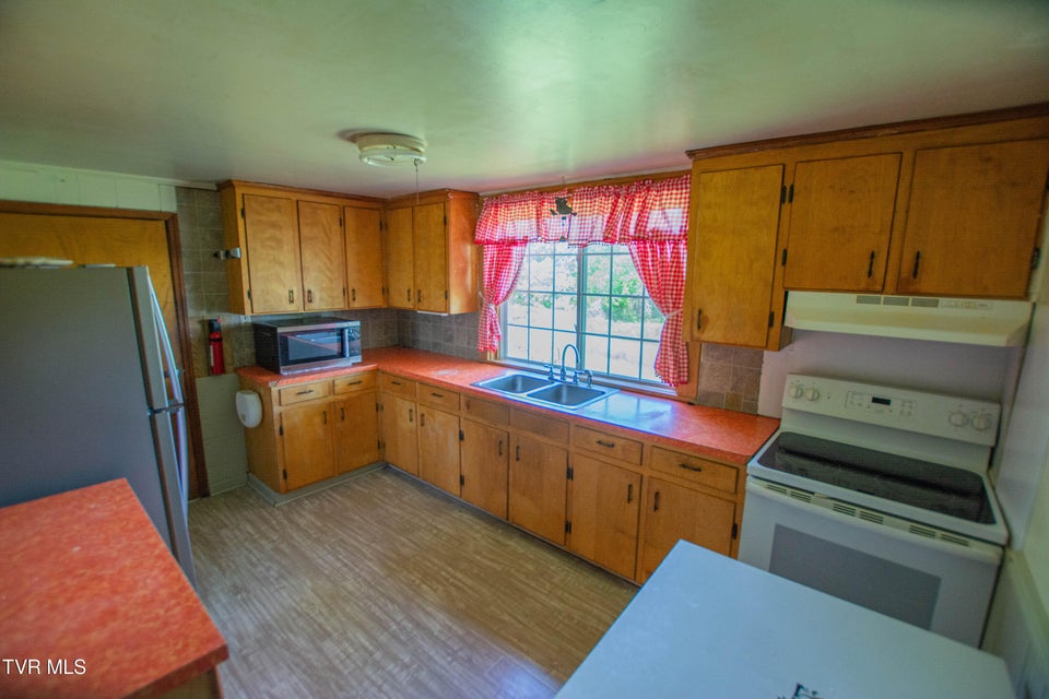 Photo #10: 990 Jefferson Street