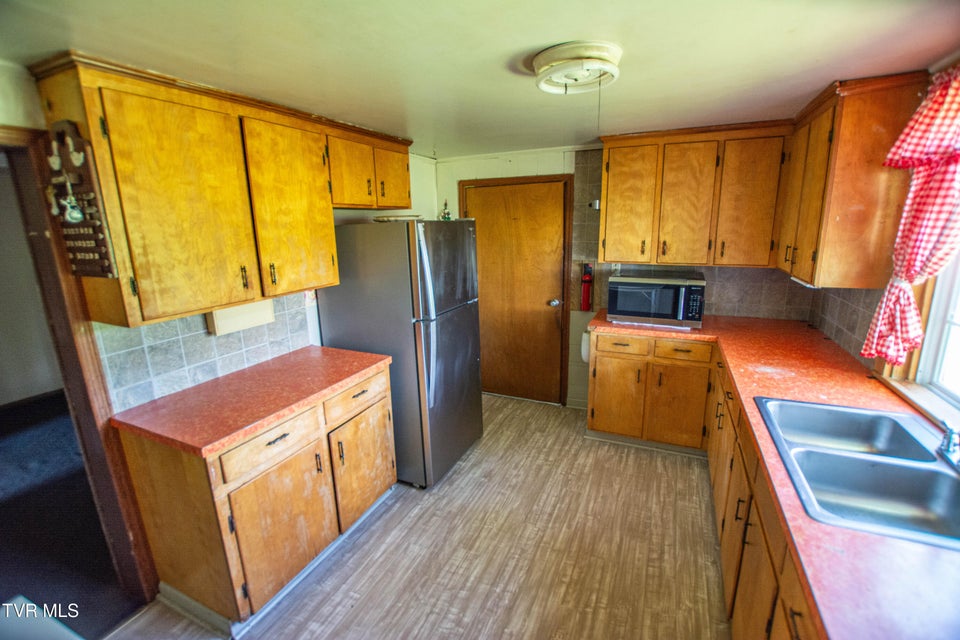 Photo #11: 990 Jefferson Street