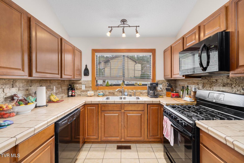 Photo #15: 605 Redstone Dr 