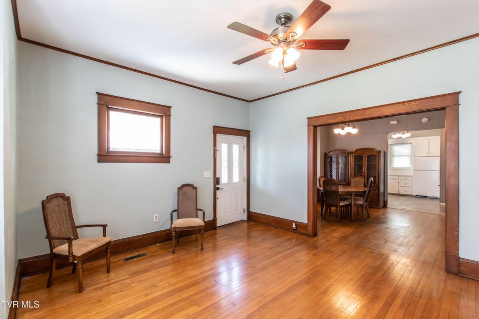 Photo #4: 915 Lawrence Avenue