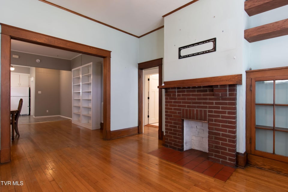 Photo #6: 915 Lawrence Avenue