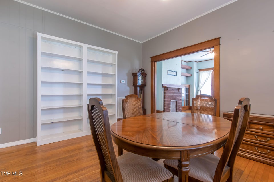 Photo #9: 915 Lawrence Avenue