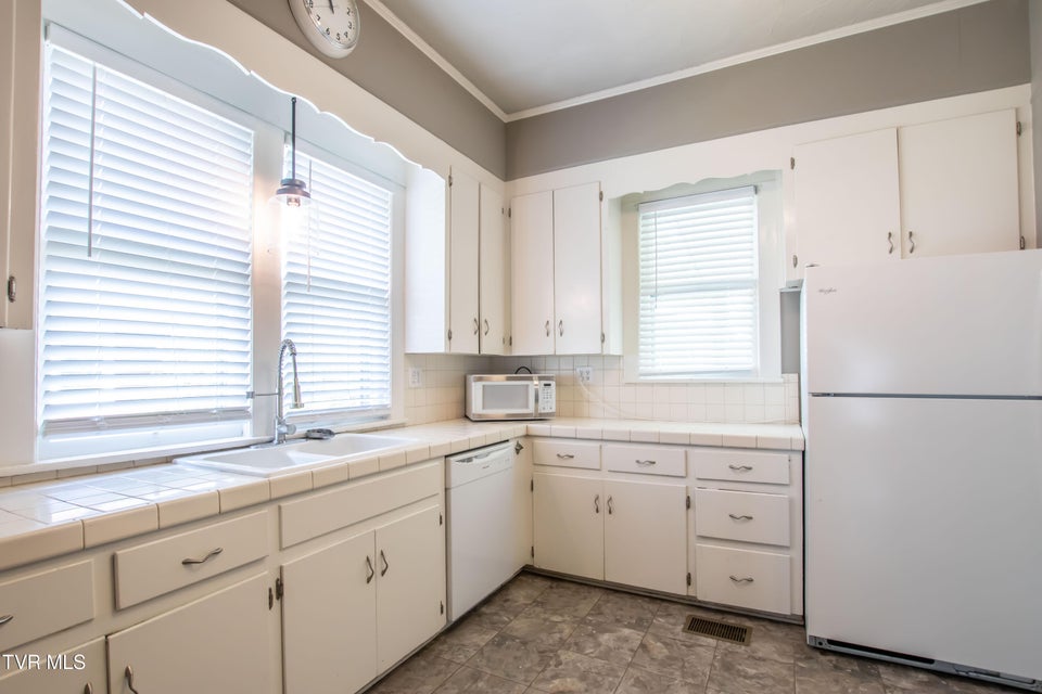 Photo #11: 915 Lawrence Avenue