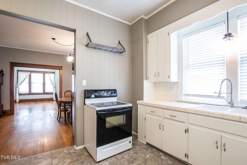 Photo #12: 915 Lawrence Avenue