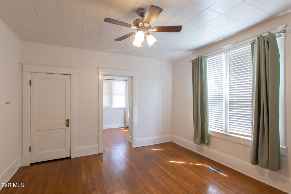 Photo #14: 915 Lawrence Avenue