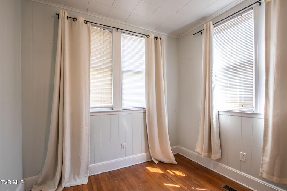 Photo #16: 915 Lawrence Avenue