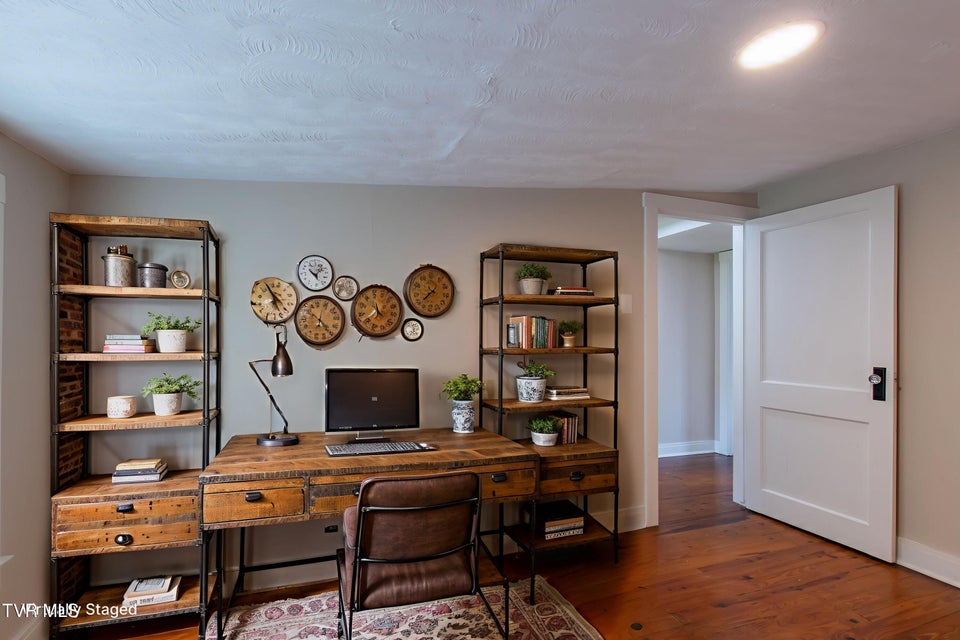 Photo #26: 915 Lawrence Avenue