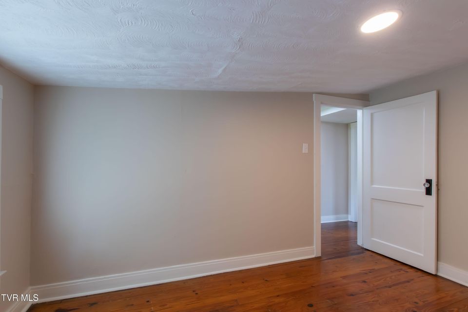 Photo #27: 915 Lawrence Avenue