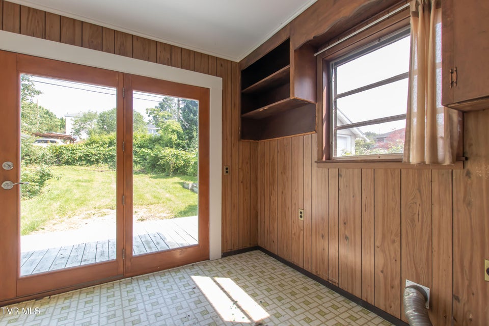 Photo #29: 915 Lawrence Avenue