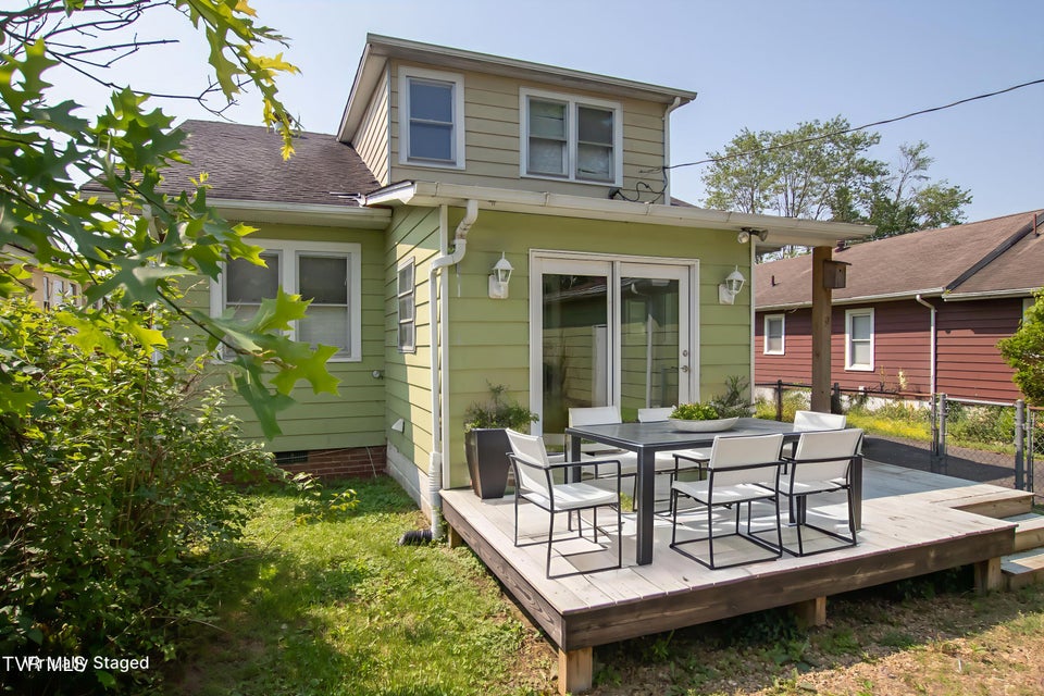 Photo #33: 915 Lawrence Avenue
