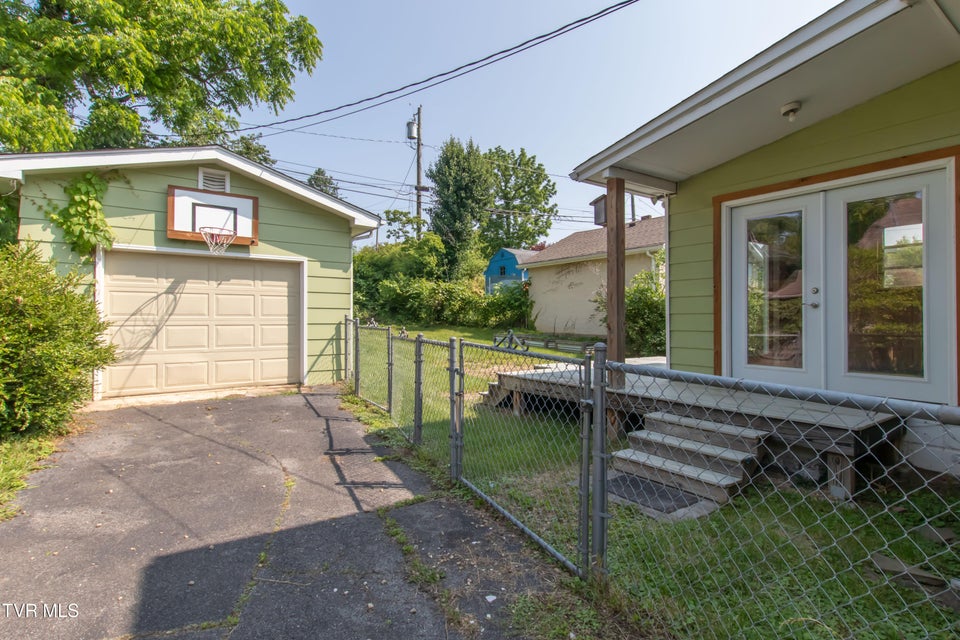 Photo #37: 915 Lawrence Avenue