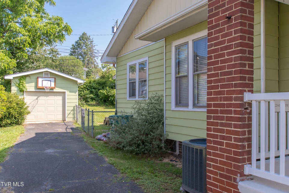 Photo #38: 915 Lawrence Avenue