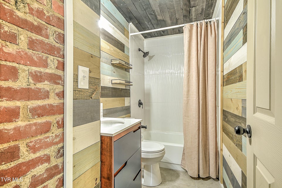 Photo #14: 165 Hughes Street