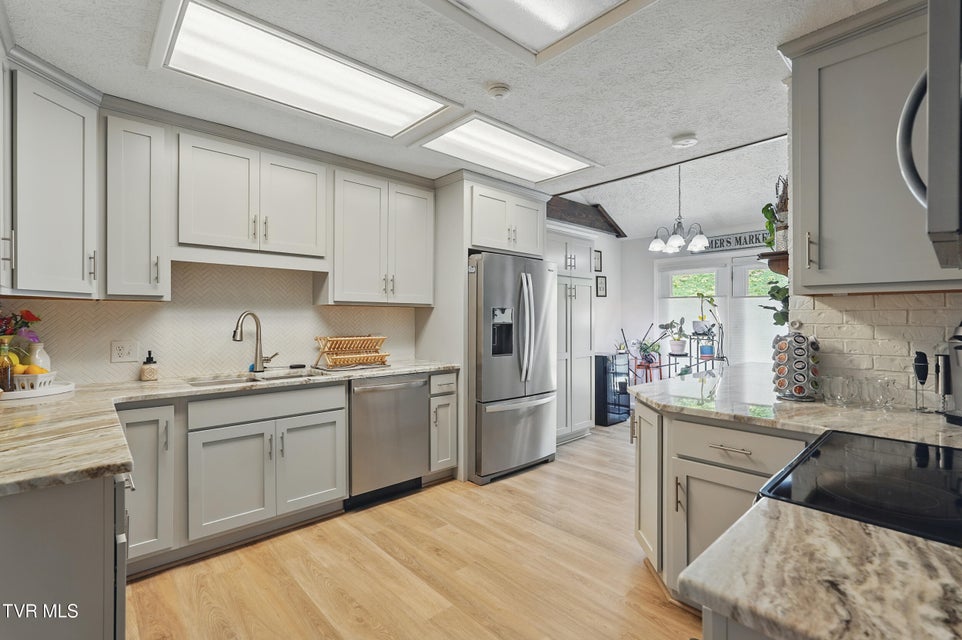 Photo #4: 512 Wheatley Avenue
