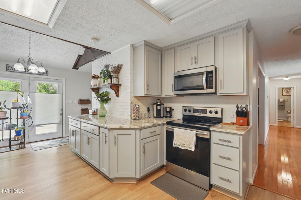 Photo #9: 512 Wheatley Avenue