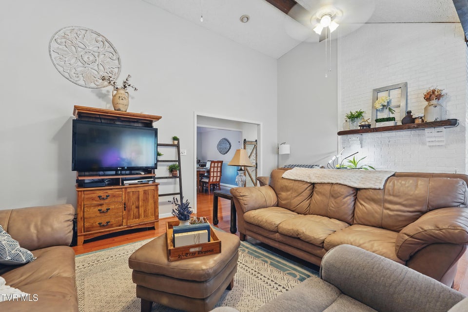 Photo #10: 512 Wheatley Avenue