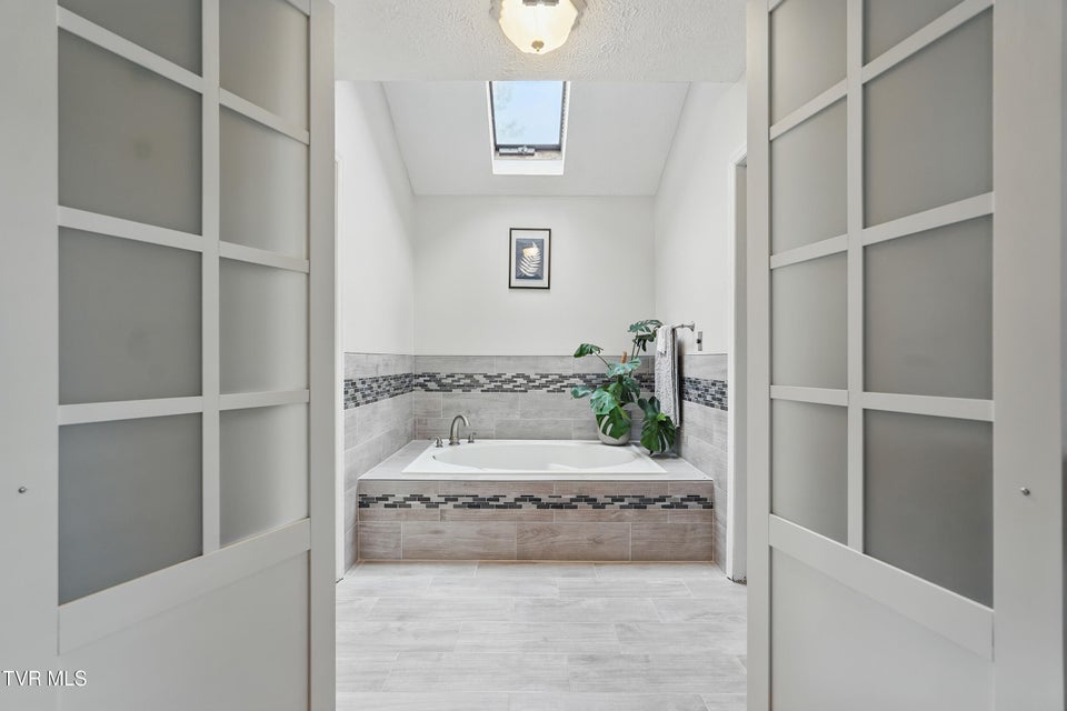Photo #5: 512 Wheatley Avenue