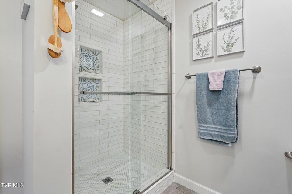Photo #20: 512 Wheatley Avenue