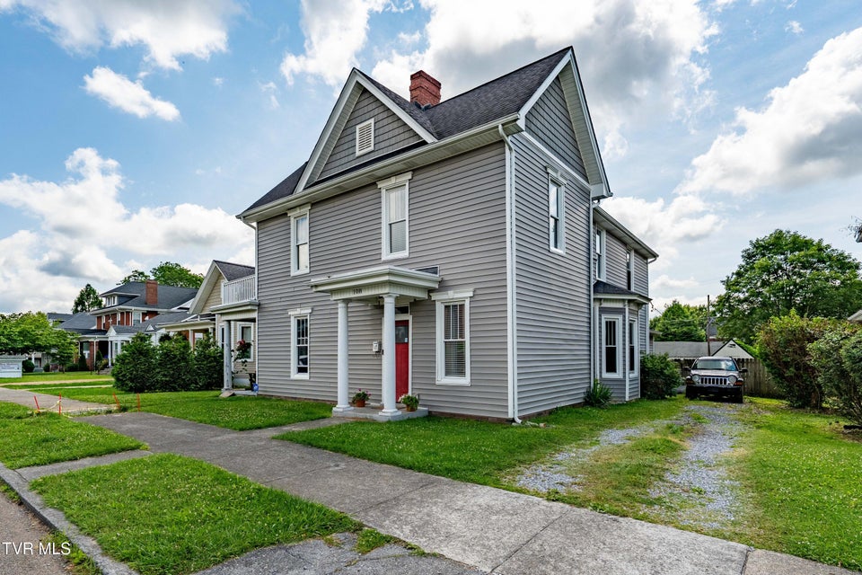Photo #3: 108 E Unaka Avenue